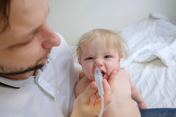 Una Stanza Bianca Sulle Ginocchia Dei Suoi Padri Siede Bambino — Foto Stock