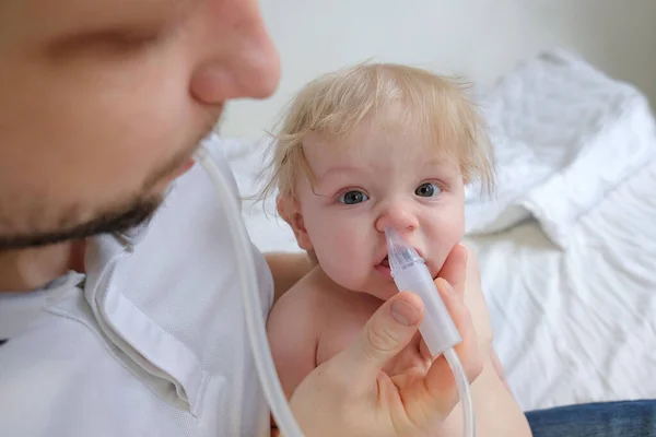 Una Stanza Bianca Sulle Ginocchia Dei Suoi Padri Siede Bambino — Foto Stock