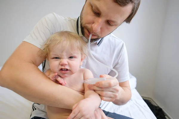 Una Stanza Bianca Sulle Ginocchia Dei Suoi Padri Siede Bambino — Foto Stock