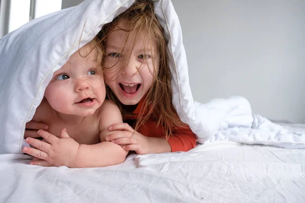 Hermano Hermana Están Cama Casa Los Niños Están Enfermos Casa — Foto de Stock