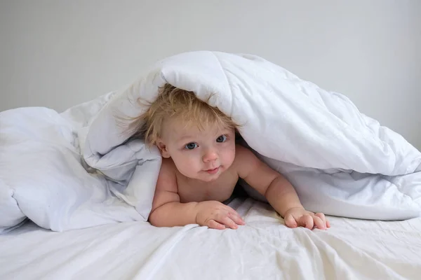 Маленький Хлопчик Щіркою Вдома Білому Ліжку Немовля Щасливе Відпочиває Ліжку — стокове фото
