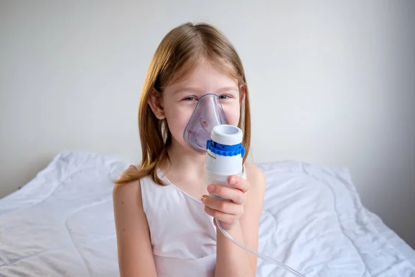 Uma Menina Doente Roupas Brancas Senta Uma Cama Branca Respira — Fotografia de Stock