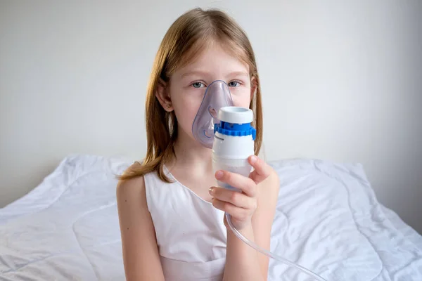 Uma Menina Doente Roupas Brancas Senta Uma Cama Branca Respira — Fotografia de Stock