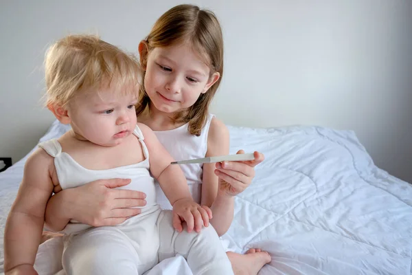 Hermano Hermana Mayor Vestidos Con Ropa Blanca Niño Pequeño Sienta — Foto de Stock