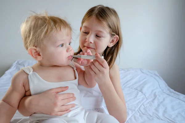 Hermano Hermana Mayor Vestidos Con Ropa Blanca Niño Pequeño Sienta — Foto de Stock