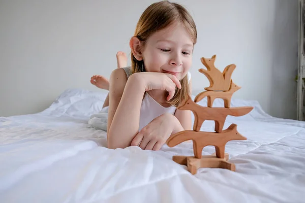 Niña Años Juega Con Juguetes Madera Ecológicos Forma Diferentes Animales — Foto de Stock