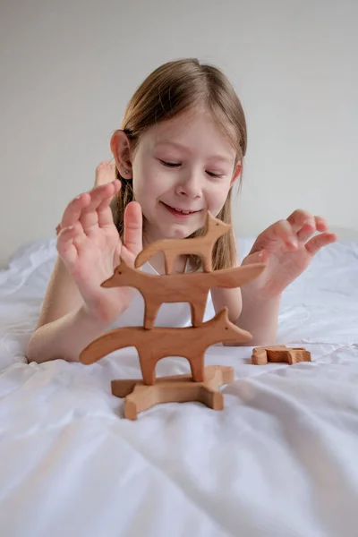 Klein Meisje Van Jaar Oud Speelt Met Milieuvriendelijk Houten Speelgoed — Stockfoto