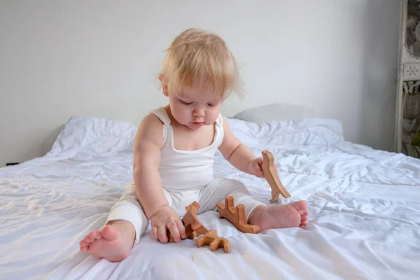 침대에 아이는 나무로 안전하고 유기적 장난감을 — 스톡 사진