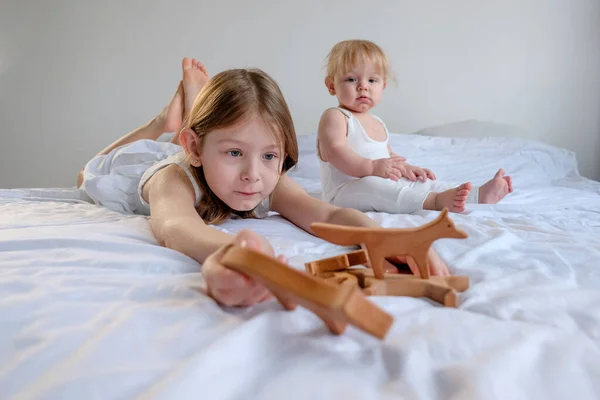 Hermano Hermana Una Habitación Blanca Están Jugando Una Cama Blanca — Foto de Stock