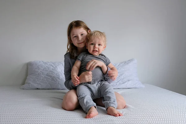 Chica Niño Juegan Una Cama Blanca Casa Aislamiento Hermano Hermana — Foto de Stock