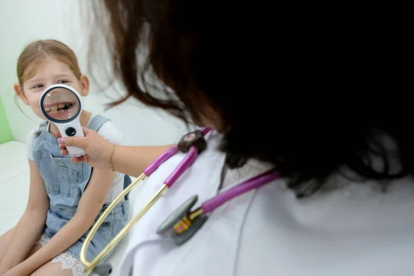 Επείγουσα Εξέταση Των Κοριτσιών Πονόλαιμο Στο Ιατρείο Γιατρός Κοιτάζει Στο — Φωτογραφία Αρχείου