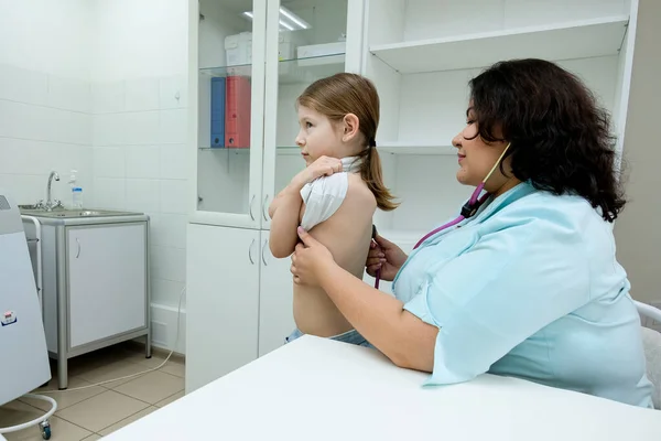 Bambino Ospedale Esaminato Pediatra Pediatra Esamina Una Ragazza Ascolta Battito — Foto Stock