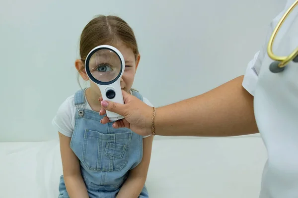 Een Klein Meisje Bij Afspraak Bij Kinderarts Oogonderzoek Van Een — Stockfoto