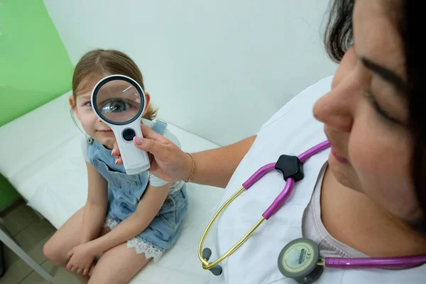 Pédiatre Examine Dans Son Bureau Une Petite Fille Salopette Denim — Photo