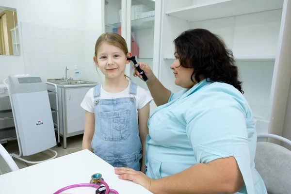 医疗保健和儿科概念 女儿科医生在诊所或医院检查女病人的耳朵 — 图库照片