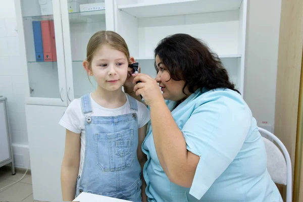 医疗保健和儿科概念 女儿科医生在诊所或医院检查女病人的耳朵 — 图库照片
