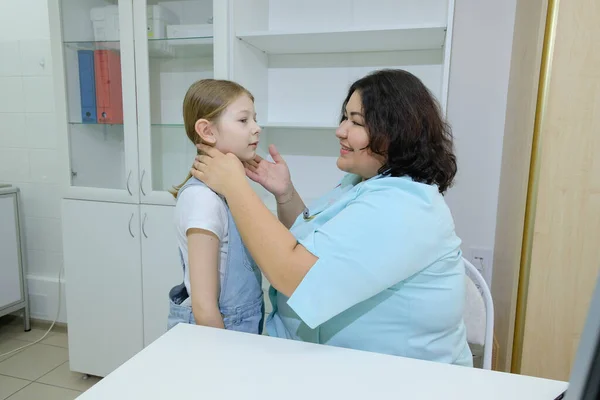 Ragazza Venuta Dal Pediatra Esame Dottore Conduce Esame Esterno Una — Foto Stock
