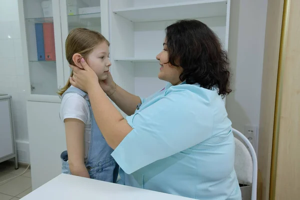 Fille Est Venue Chez Pédiatre Pour Examen Médecin Effectue Examen — Photo