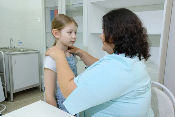 Κορίτσι Ήρθε Στον Παιδίατρο Για Μια Εξέταση Γιατρός Διενεργεί Εξωτερική — Φωτογραφία Αρχείου