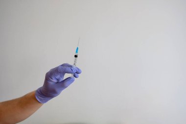 Beyaz arka planda bulunan korona salgınına karşı kovid-19 virüsü için el ele tutuşma şırıngası ve aşı