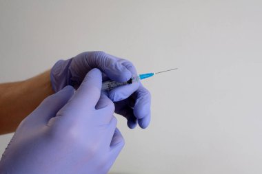 Beyaz arka planda bulunan korona salgınına karşı kovid-19 virüsü için el ele tutuşma şırıngası ve aşı