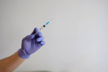 Doktor El Tutma Şırıngası Beyaz arka planda izole edilmiş hastalığın tedavisi için 2 ML İlaç Aşısı.