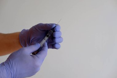 Beyaz arka planda bulunan korona salgınına karşı kovid-19 virüsü için el ele tutuşma şırıngası ve aşı