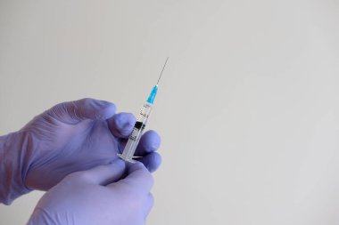 Doktor El Tutma Şırıngası Beyaz arka planda izole edilmiş hastalığın tedavisi için 2 ML İlaç Aşısı.