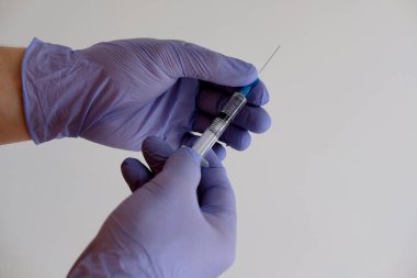 Beyaz arka planda bulunan korona salgınına karşı kovid-19 virüsü için el ele tutuşma şırıngası ve aşı
