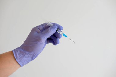 Beyaz arka planda bulunan korona salgınına karşı kovid-19 virüsü için el ele tutuşma şırıngası ve aşı