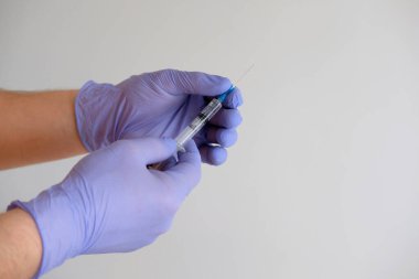 Beyaz arka planda bulunan korona salgınına karşı kovid-19 virüsü için el ele tutuşma şırıngası ve aşı