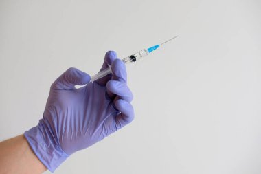 Doktor El Tutma Şırıngası Beyaz arka planda izole edilmiş hastalığın tedavisi için 2 ML İlaç Aşısı.