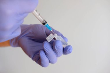 Beyaz arka planda bulunan korona salgınına karşı kovid-19 virüsü için el ele tutuşma şırıngası ve aşı