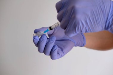 Doktor El Tutma Şırıngası Beyaz arka planda izole edilmiş hastalığın tedavisi için 2 ML İlaç Aşısı.