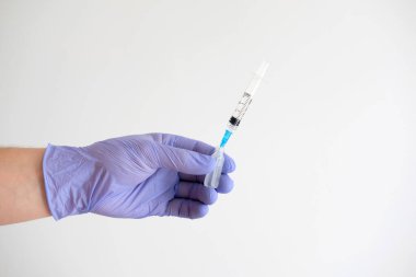 Beyaz arka planda bulunan korona salgınına karşı kovid-19 virüsü için el ele tutuşma şırıngası ve aşı