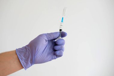 Beyaz arka planda bulunan korona salgınına karşı kovid-19 virüsü için el ele tutuşma şırıngası ve aşı