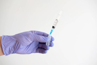 Beyaz arka planda bulunan korona salgınına karşı kovid-19 virüsü için el ele tutuşma şırıngası ve aşı