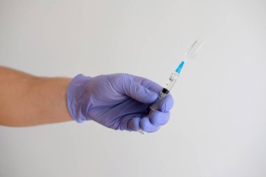 Doktor El Tutma Şırıngası Beyaz arka planda izole edilmiş hastalığın tedavisi için 2 ML İlaç Aşısı.
