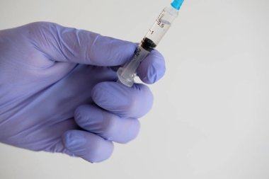 Doktor El Tutma Şırıngası Beyaz arka planda izole edilmiş hastalığın tedavisi için 2 ML İlaç Aşısı.