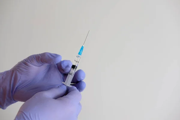 Doktor El Tutma Şırıngası Beyaz arka planda izole edilmiş hastalığın tedavisi için 2 ML İlaç Aşısı.