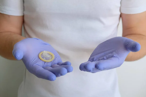Doğum kontrol haplarıyla doğum kontrol eğitimi, acil durum hapları, doğum kontrol hapı ve erkek prezervatifi. Doğum kontrol kavramı. AİDS. Prezervatif erkek elinde. Şırınga, doktorun elinde ilaç..
