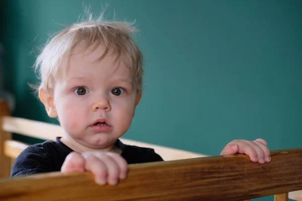 Světlovlasý Chlapec Jen Probudil Byl Něčím Překvapen Detailní Portrét Dítěte — Stock fotografie