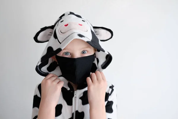 Niña Pijama Animal Mascarilla Protectora Vaca Pijana Con Bebé — Foto de Stock