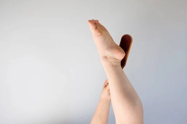 肌の荒れやヒールの切れ込みが多い足 健康上の問題 貧しいセルフケアの概念 皮膚の破壊や外傷を防ぐために足の皮膚の状態を監視します — ストック写真