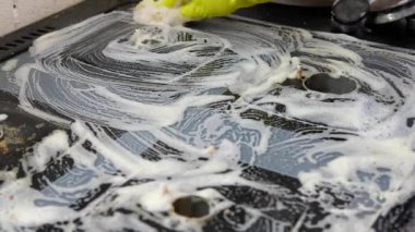 Cam seramik gaz fırınını yıkayıp temizliyorum. Temizlik Ajansı ve Sünger. 