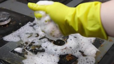 Cam seramik gaz fırınını yıkayıp temizliyorum. Temizlik Ajansı ve Sünger. 