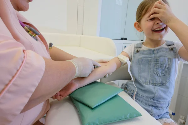 Uma Enfermeira Vacina Uma Menina Uma Vacina Contra Uma Infecção — Fotografia de Stock