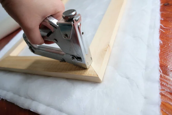 Primo Piano Delle Mani Che Lavorano Una Tavola Legno — Foto Stock