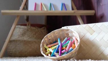 Çizim için renkli pastel boya. Sanatçı için tuval ve boya kalemleri