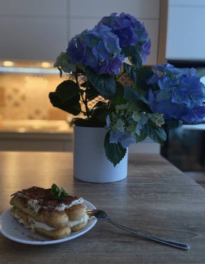 Tiramisu ve ortanca masada.